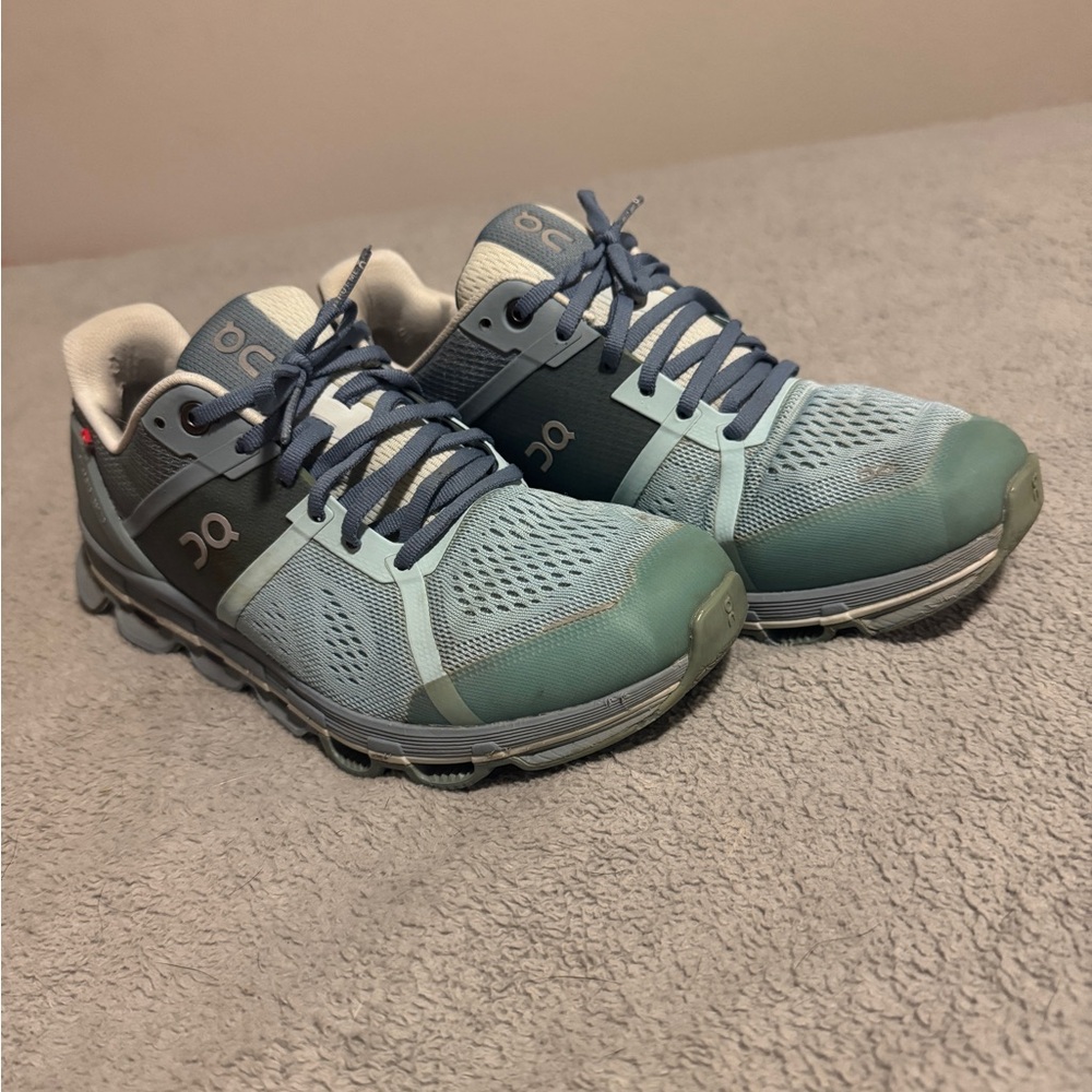 On cloud On Running Women's Athletic Shoes - shades of blue - gently loved